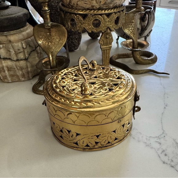 Little vintage brass embossed cricket box. Stash box - Picture 5 of 10